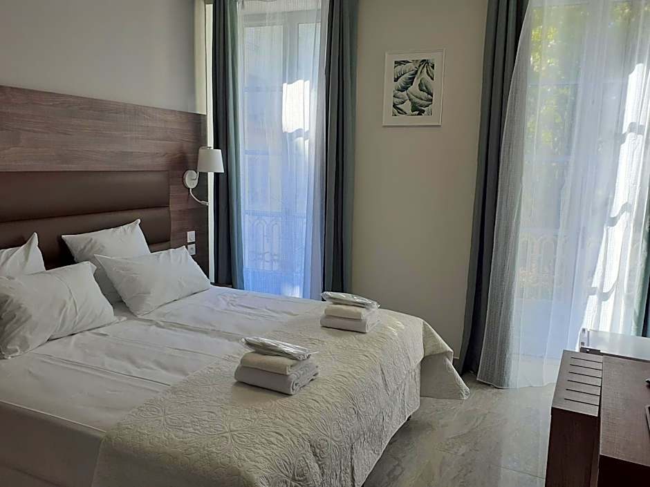 SQUARE HOTEL