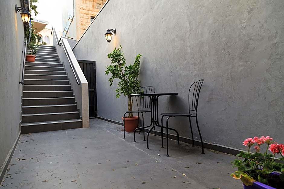 Johnny Hotel – Jerusalem, CA