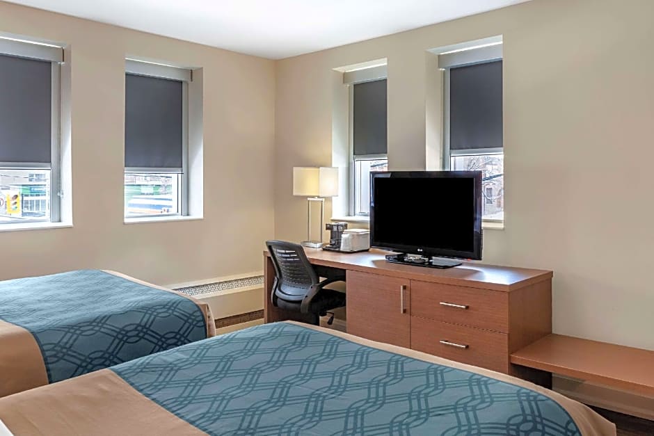 Econo Lodge Inn & Suites Downtown