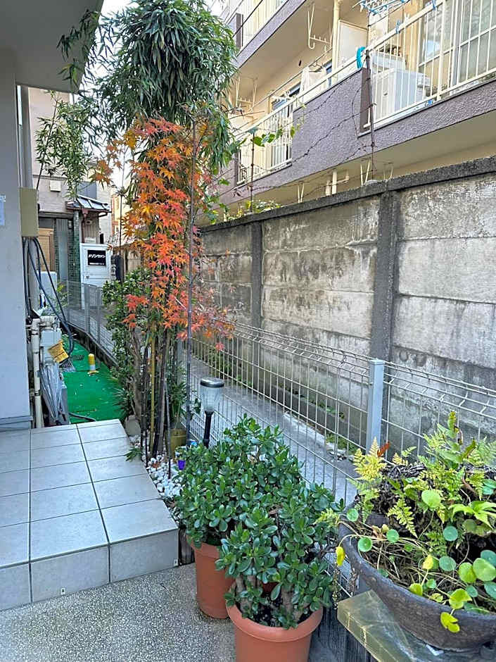 Shinokubo guest house , near shinjuku 100 square meters, 4 bedrooms, 1 living room 1kitchen 2toilet 1bathroom washmachine