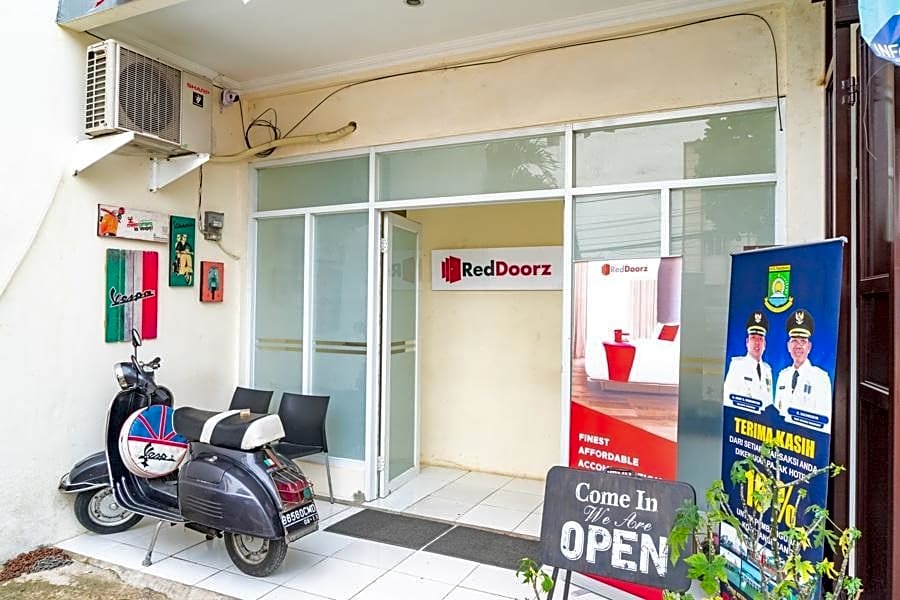 RedDoorz near CBD Ciledug