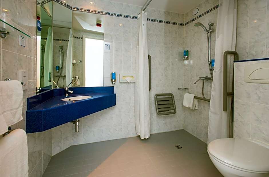 Holiday Inn Express Birmingham Oldbury By IHG