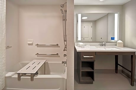 1King Mobilty/Hearing Access Tub Suite Nosmk