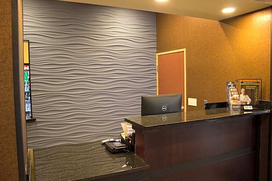 Cobblestone Hotel & Suites - Chippewa Falls