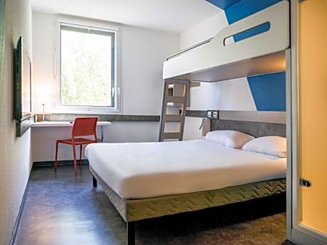 TRIPLE - Room with a large bed and a bunk bed