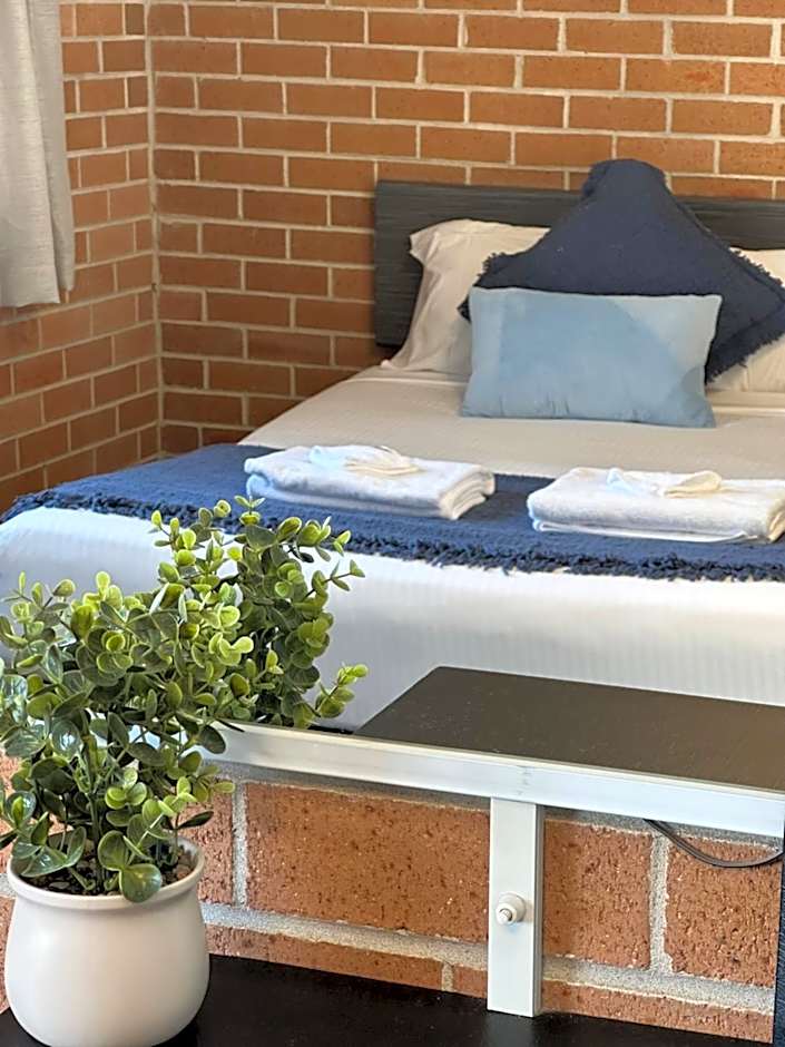 The Oaks Hotel Motel