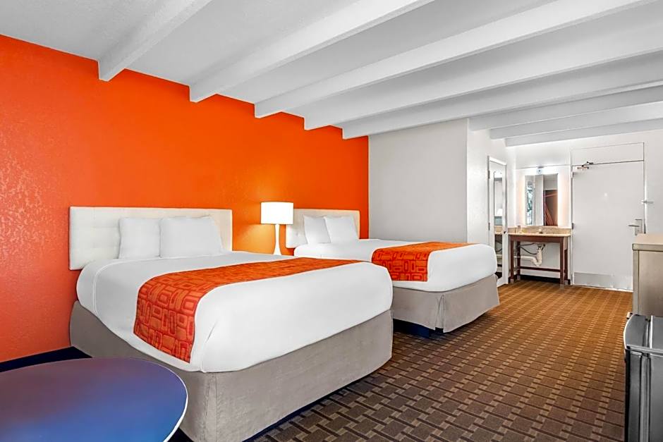 Howard Johnson by Wyndham Vero Beach / Downtown