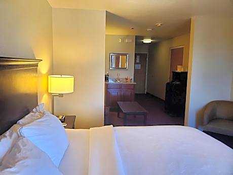 King Room with Roll-In Shower - Accessible/Non-Smoking