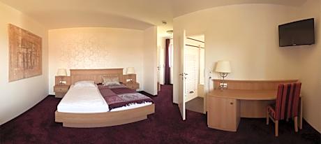 Family Room (2 Adults + 2 Children)