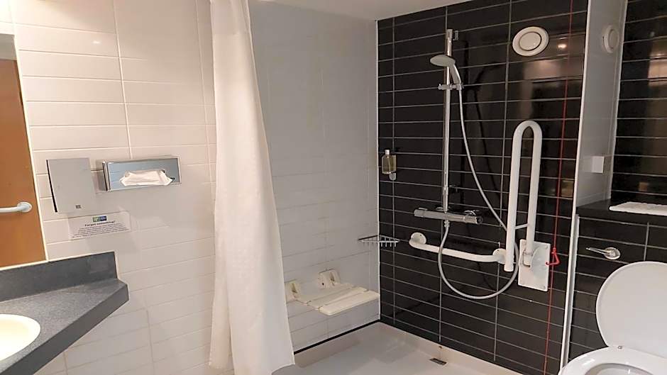 Holiday Inn Express Glenrothes By IHG