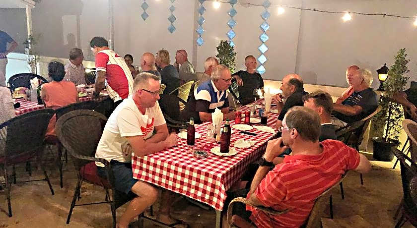 Zip Lounge & Apartments