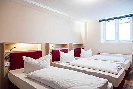 Economy Triple Room Souterrain with own External Bathroom