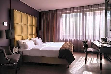 Roomers Frankfurt Central, Autograph Collection