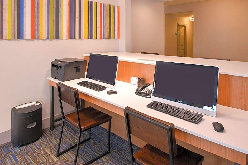 Holiday Inn Express & Suites Omaha - 120th and Maple By IHG
