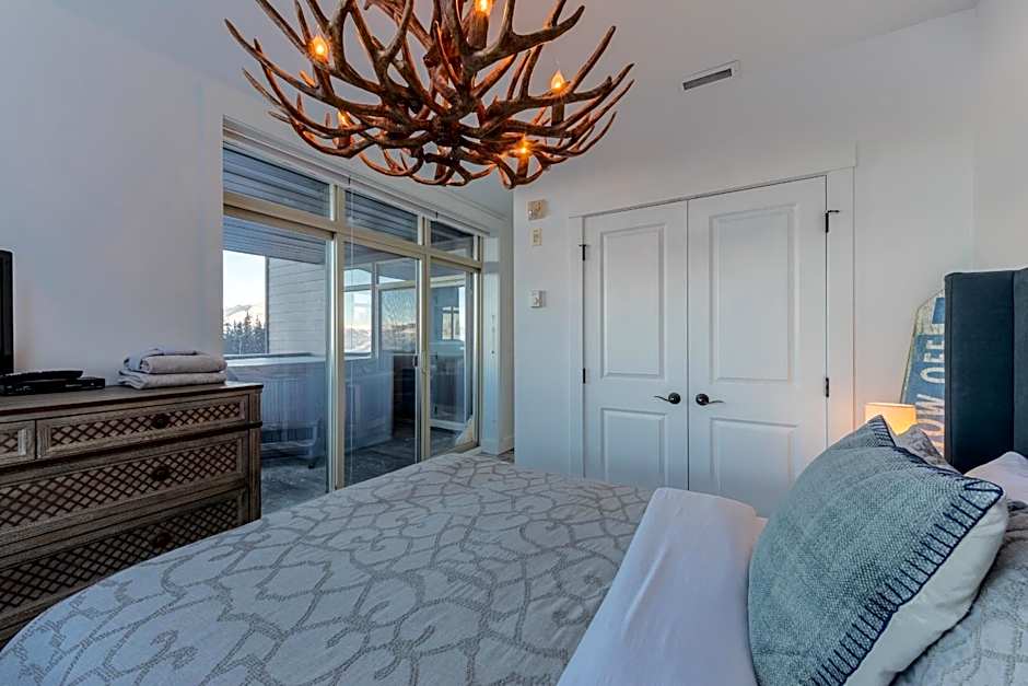 Fully Renovated Ski-in/out Loft with Private Hot Tub!