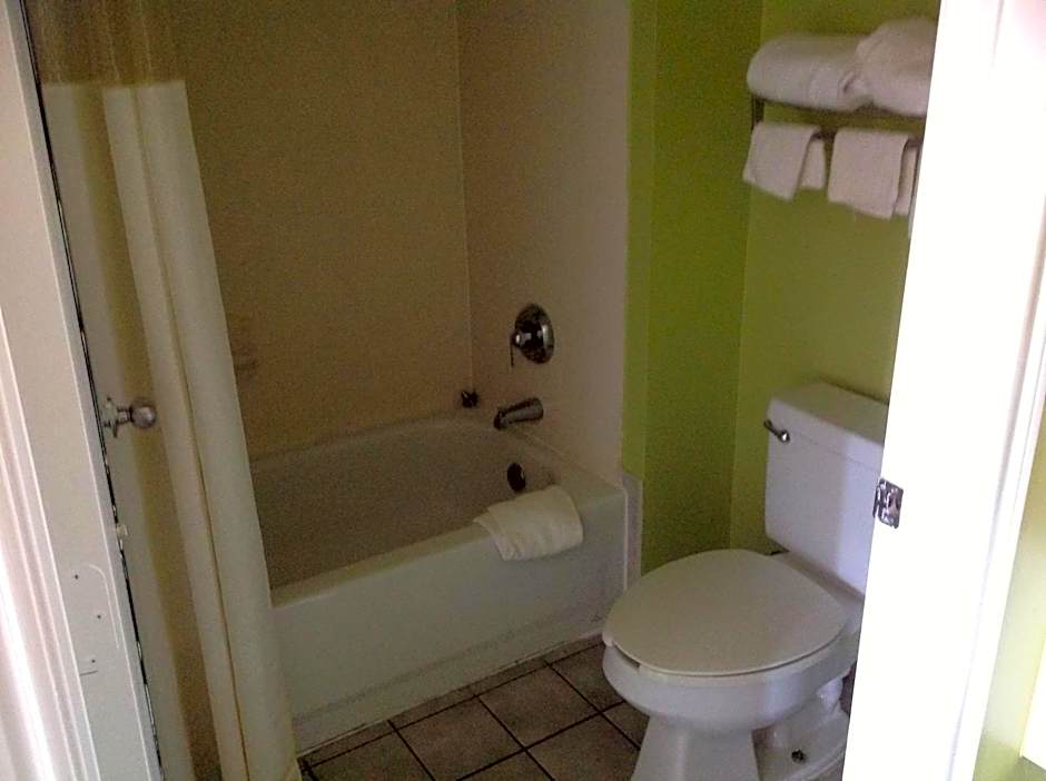 Howard Johnson by Wyndham Grand Prairie Near Lone Star Park