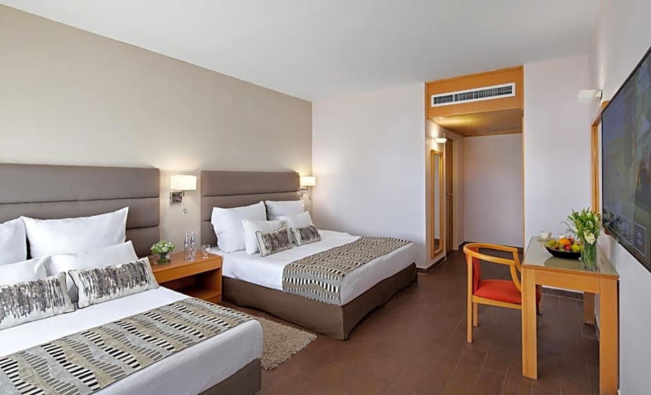 C Hotel Neve Ilan