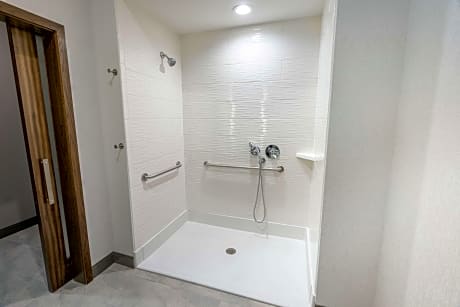 1 King Mobility/Hearing ?Accessible Ri Shwr