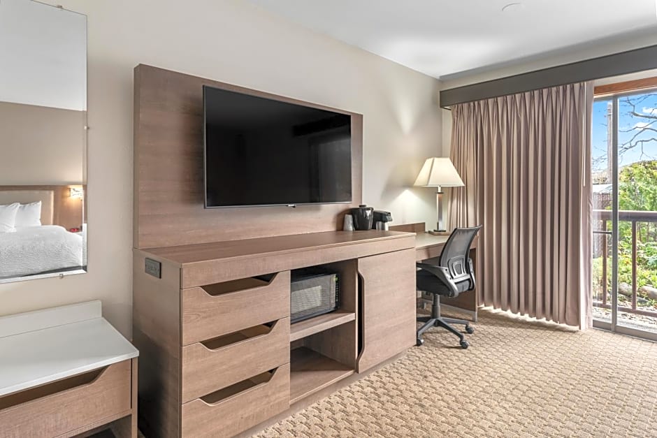 Cedar Street Hotel & Suites