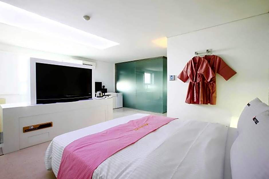 Q Hotel