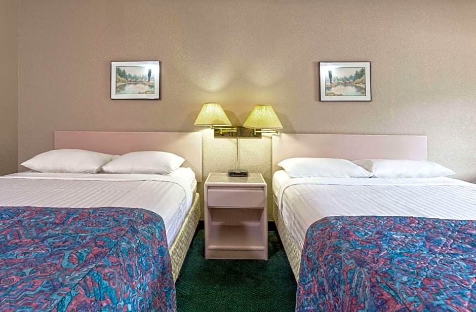 Super 8 by Wyndham Golden