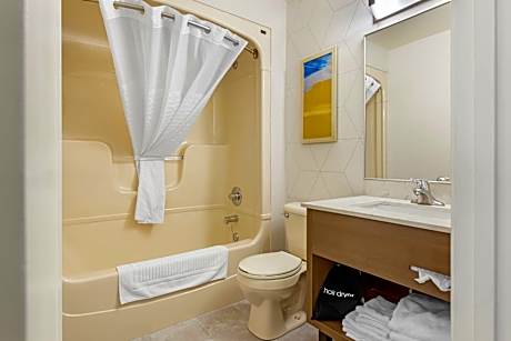 2 Queen Beds, Nonsmoking, 1-Person Sofabed