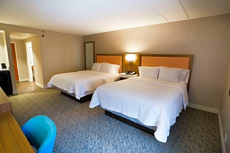 Large 2 Queen Hearing Accessible Nonsmoking