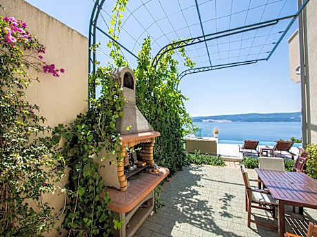 Charming Seaside Apartment