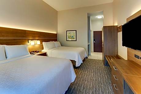 Standard Queen Room with Two Queen Beds and Mobility Accessible Tub