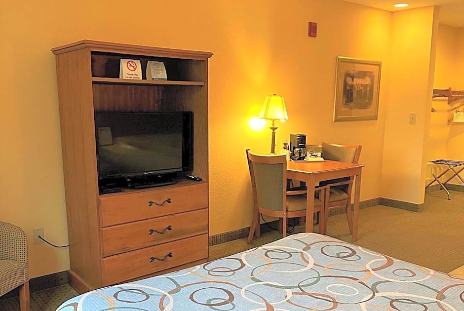 Super 8 by Wyndham Topeka at Forbes Landing