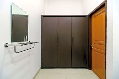 RedDoorz near Kejaksan Station Cirebon 2