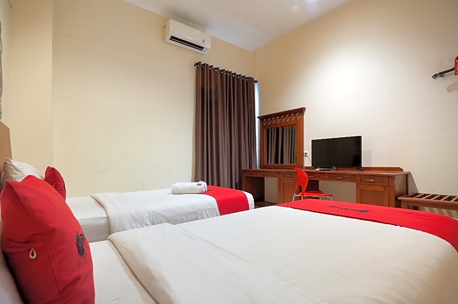 RedDoorz Plus near Plaza Blok M