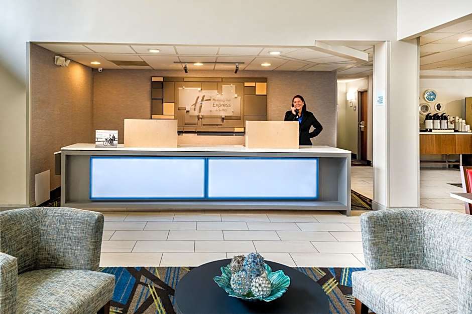 Holiday Inn Express & Suites Charlotte Arpt-Belmont By IHG