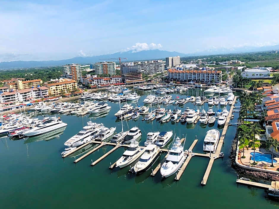 Luxurious Oceanfront condo with Unmatched Panoramic Views