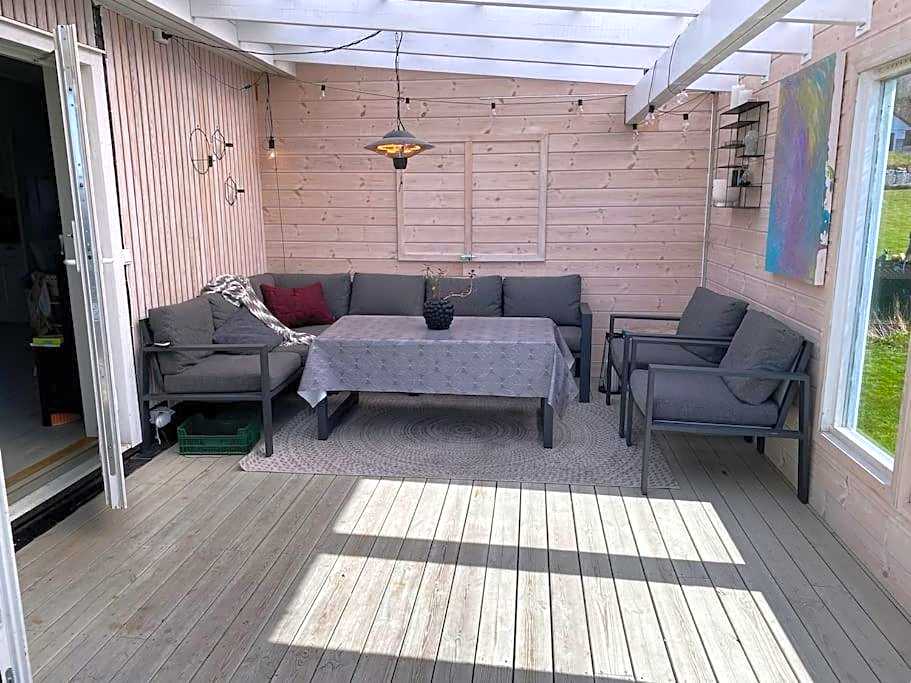 Landlig enebolig med utsikt