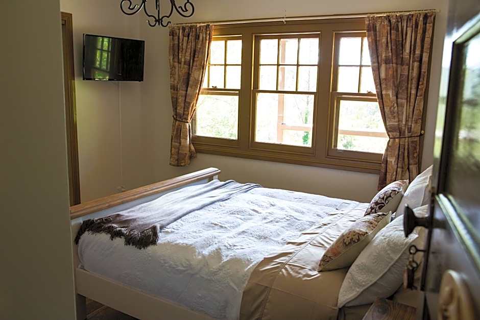 Photo 1 of 4 of Deluxe 1 Queen Bed