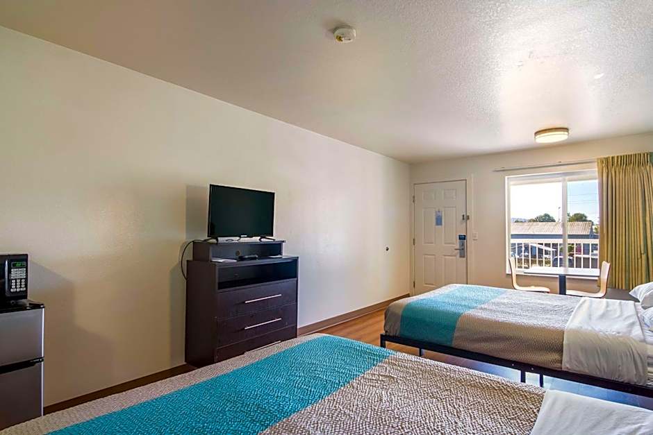 Motel 6 Portland Mall - 205