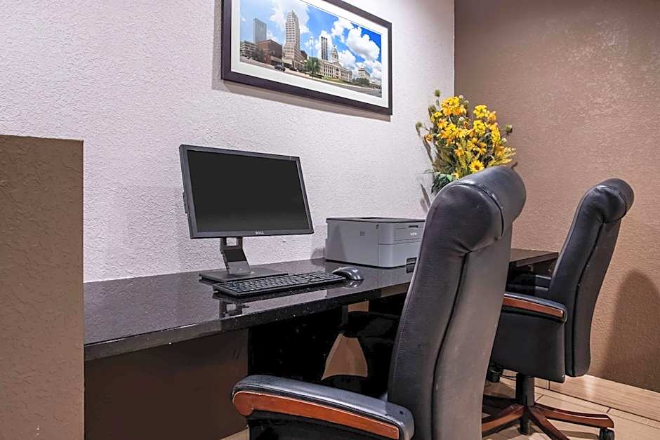 Travelodge by Wyndham Fort Wayne North – Fort Wayne, IN