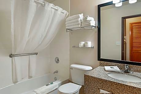 2 King Beds Non-Smoking Second Floor Sofabed Microwave And Refrigerator Wi-Fi Full Breakfast