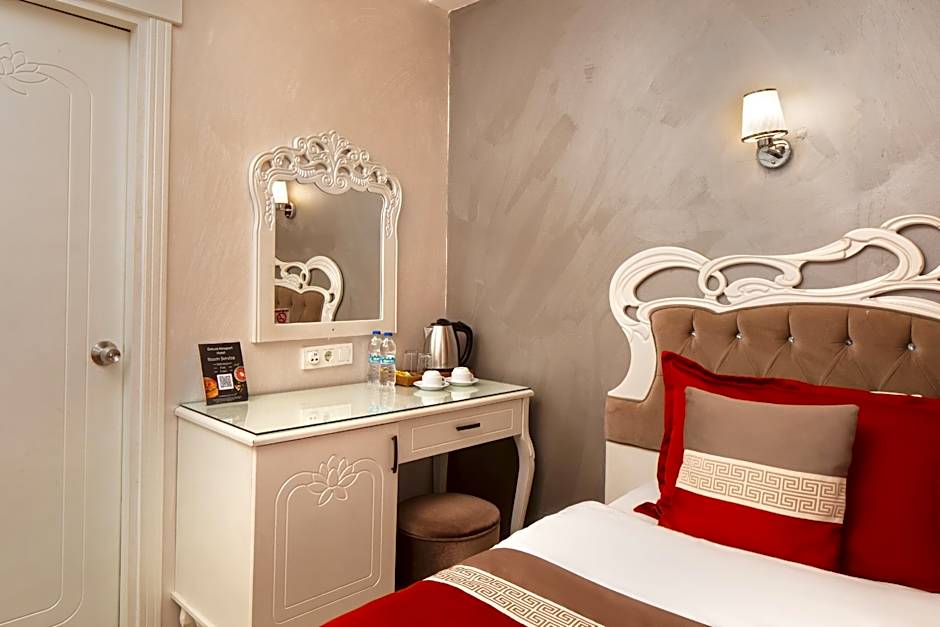 DELUXE NEWPORT HOTEL