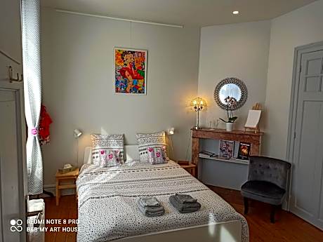 Deluxe Double Room with Shower - The Fashion Institute