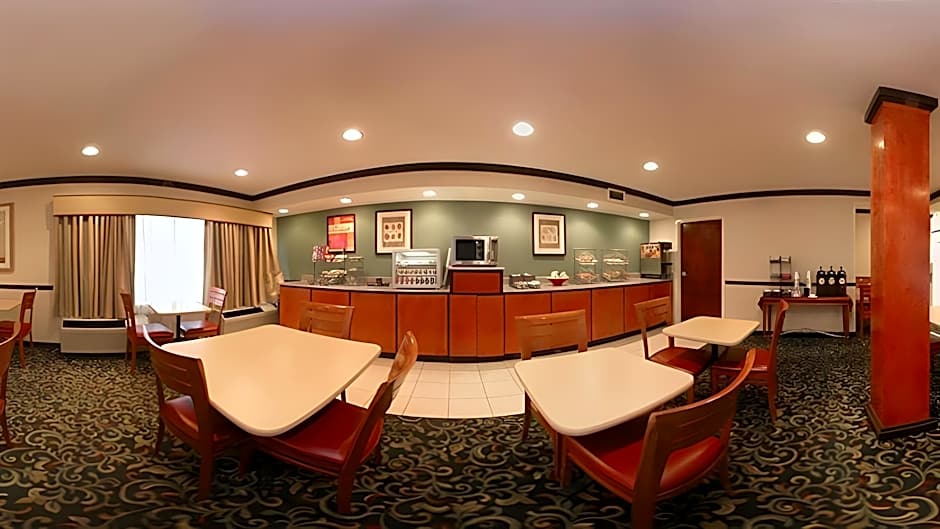 Econo Lodge Inn & Suites Airport