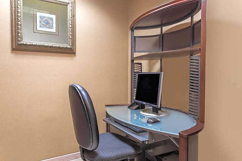 Days Inn & Suites by Wyndham Fort Pierce I-95