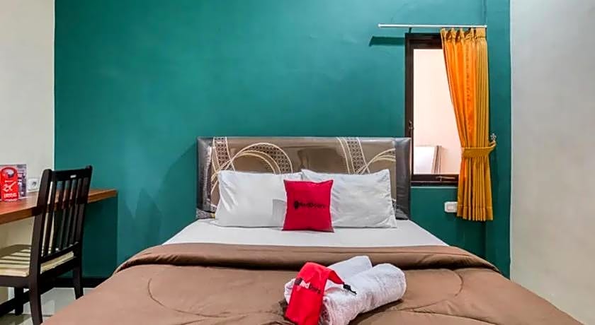 RedDoorz Syariah near Airlangga University Campus B