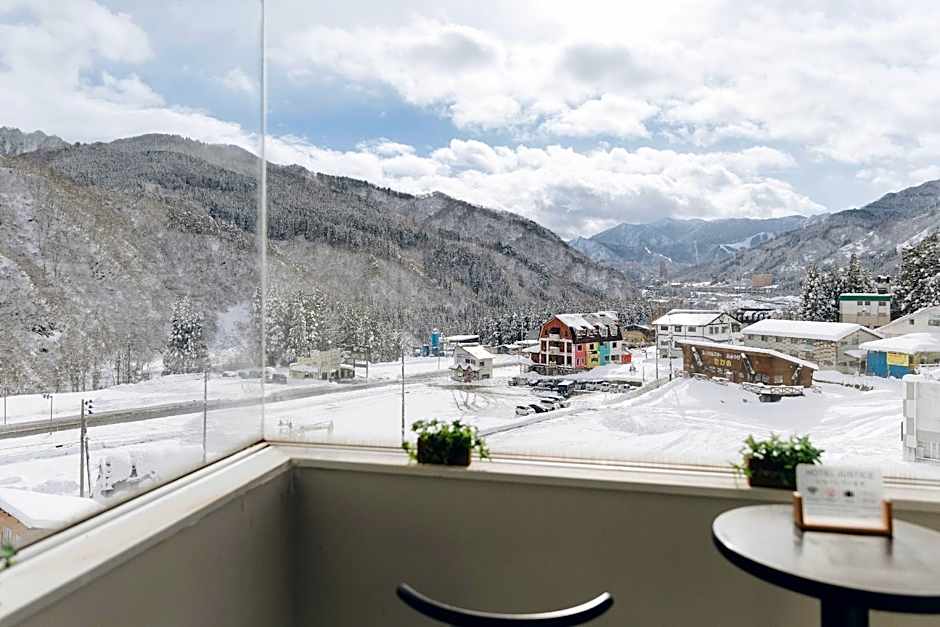 Hotel Justice - Ski IN Ski OUT - Private bathroom, next to the ski lift station