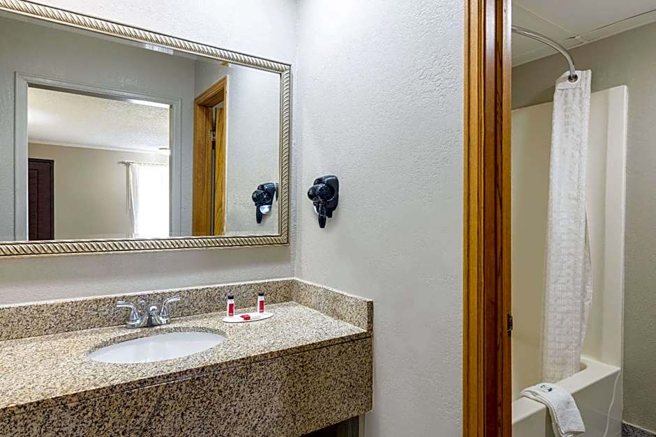 Super 8 by Wyndham Kansas City Airport North