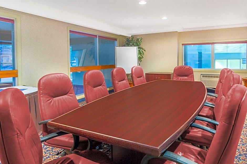 Canmore Inn & Suites