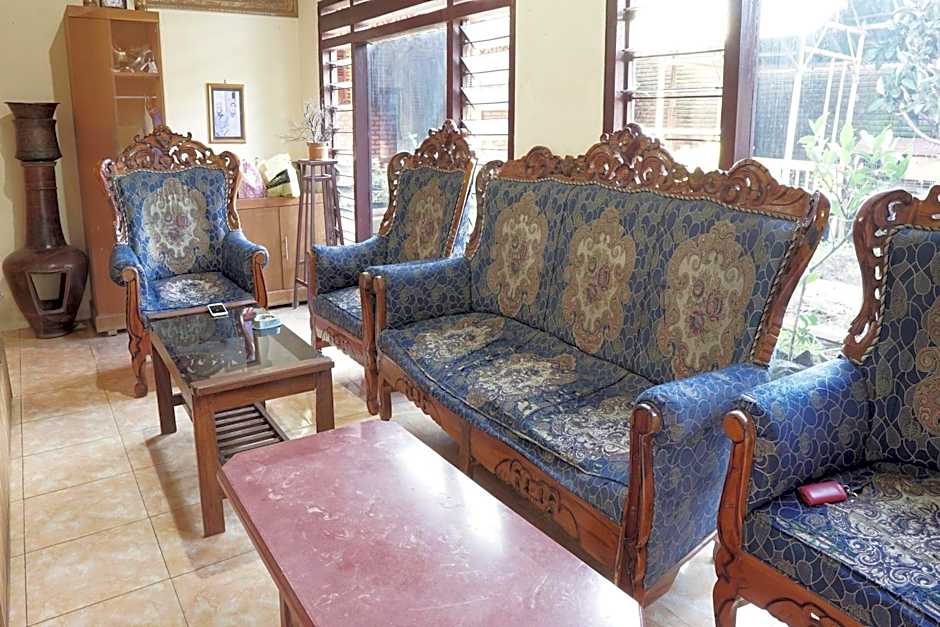 Hotel O Holy HomestayNearWisata Kopi Desa Tamansari