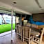 Searenity, Waterside studio in the heart of Treasure Island, walk to beach