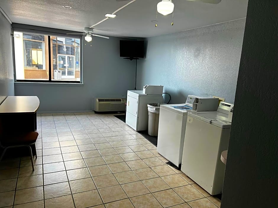 Super 8 by Wyndham Fort Worth Entertainment District